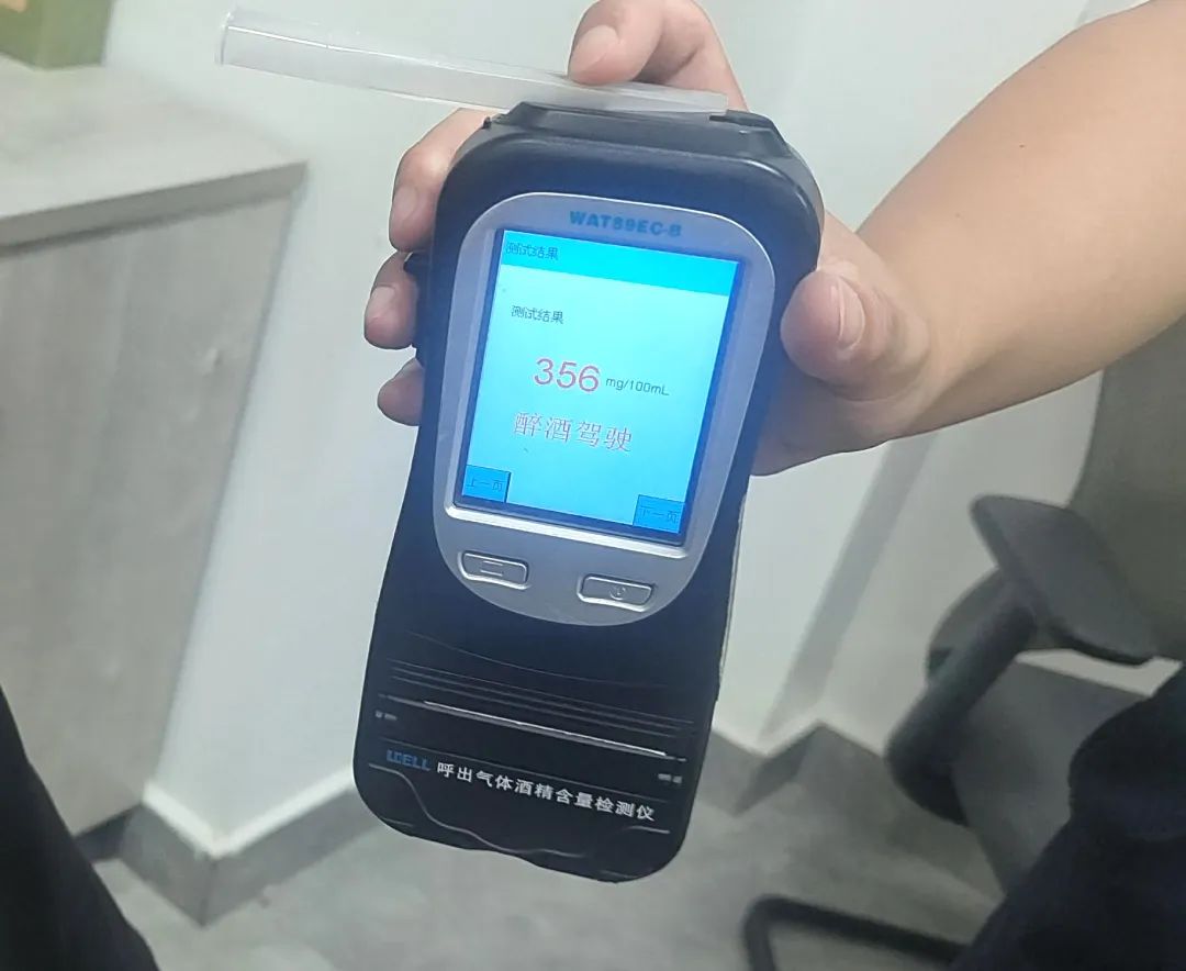 DƬ